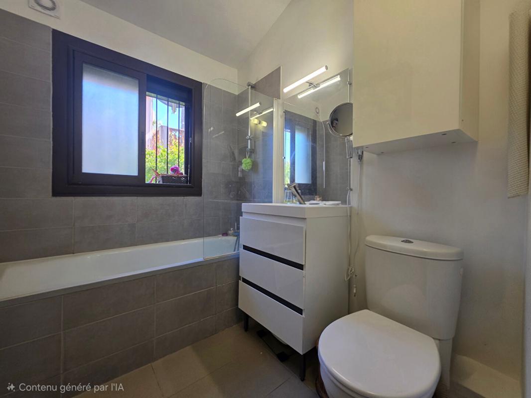 SANARY-SUR-MER Maison type californien a Sanary Sur Mer 5 pièce(s) 100 m2 PISCINE ,GARAGE 9