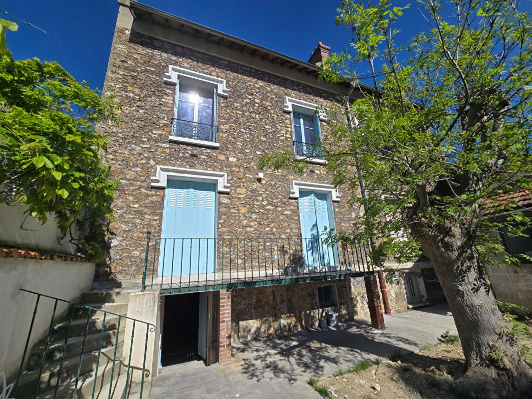 CORBEIL-ESSONNES Maison Corbeil Essonnes 11 pièce(s) 190 m2 1