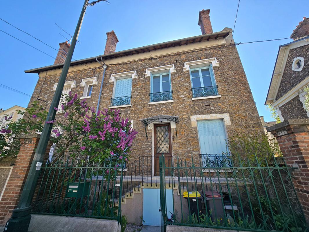 CORBEIL-ESSONNES Maison Corbeil Essonnes 11 pièce(s) 190 m2 2