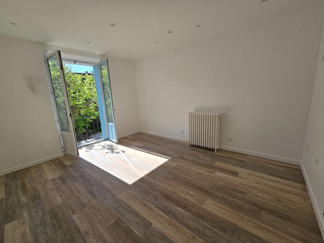 CORBEIL-ESSONNES Maison Corbeil Essonnes 11 pièce(s) 190 m2 5