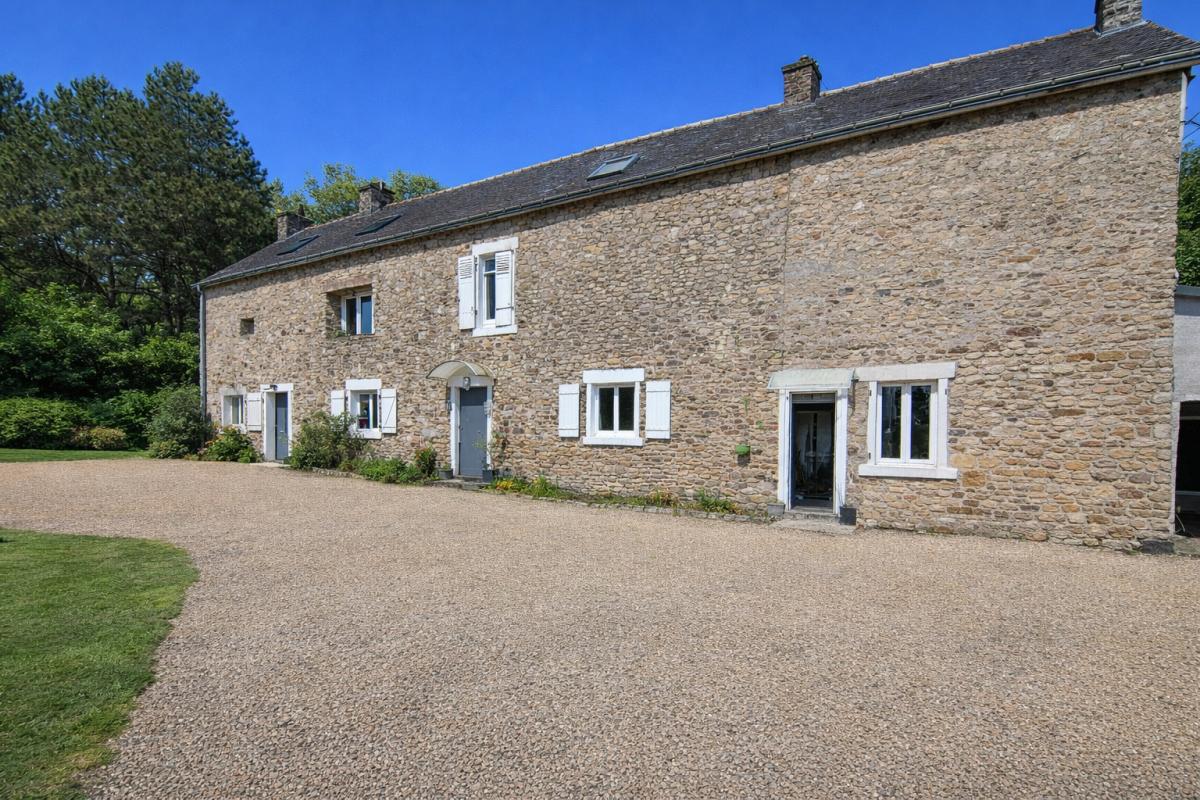 LANGUIDIC Belle Longère atypique de 162 m2 habitables, rénovée avec goût dans le Morbihan  (15 kms de Lorient  -2.5 km d'Hennebont - 6 kms de Languidic - 15 kms de la mer) 12
