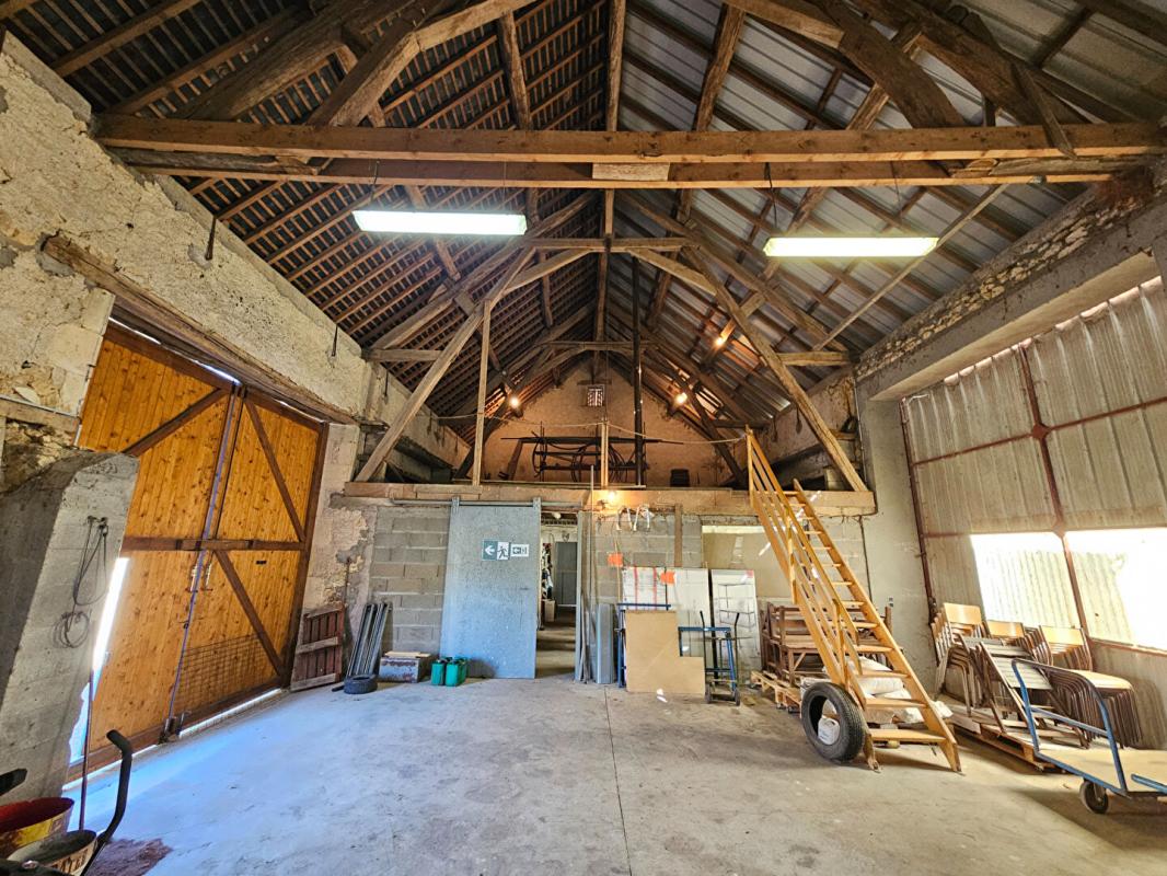 MOULINS-SUR-YEVRE CORPS DE FERME à Moulins sur Yèvre 15