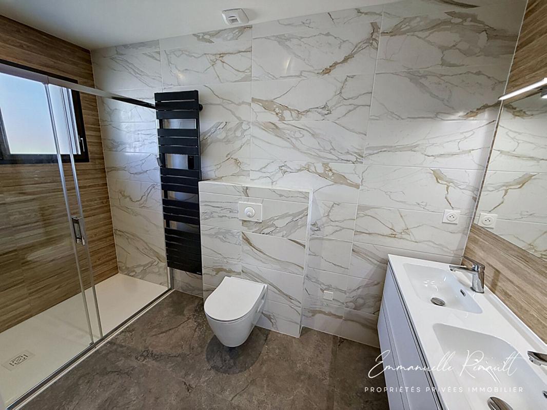 AURAY Maison contemporaine 2026 · Belle vie de plain pied · Terrain 740 m² · À pied de la gare · AURAY 13