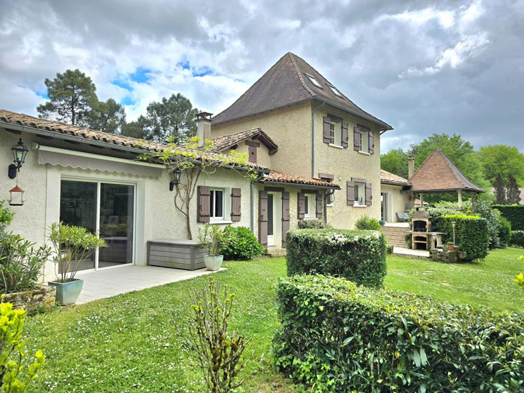 COURSAC Propriété de type 8, édifiée sur un terrain arboré de 16161 m², piscine, garage et dépendances 1