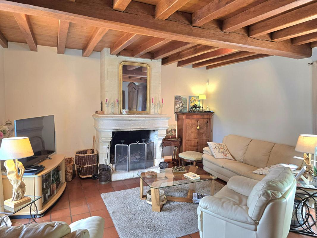 COURSAC Propriété de type 8, édifiée sur un terrain arboré de 16161 m², piscine, garage et dépendances 10