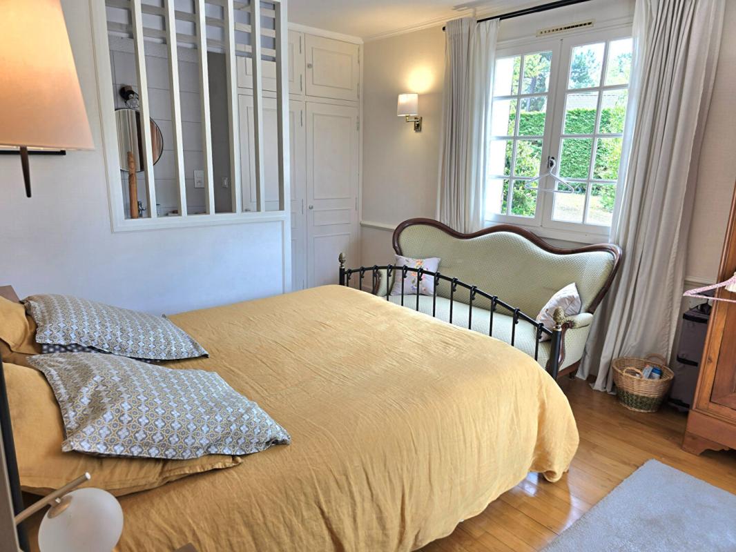 COURSAC Propriété de type 8, édifiée sur un terrain arboré de 16161 m², piscine, garage et dépendances 12