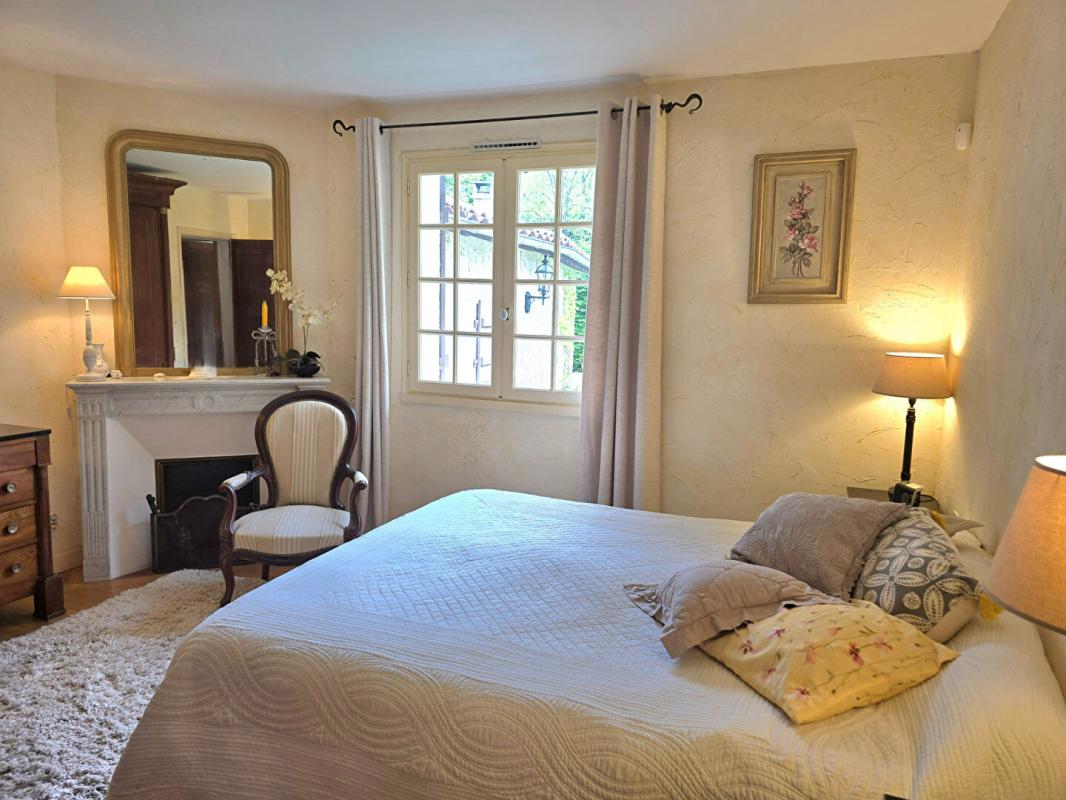 COURSAC Propriété de type 8, édifiée sur un terrain arboré de 16161 m², piscine, garage et dépendances 16
