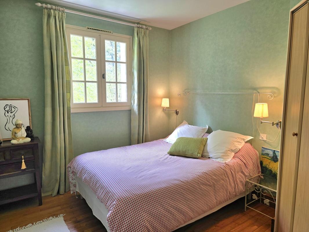 COURSAC Propriété de type 8, édifiée sur un terrain arboré de 16161 m², piscine, garage et dépendances 17