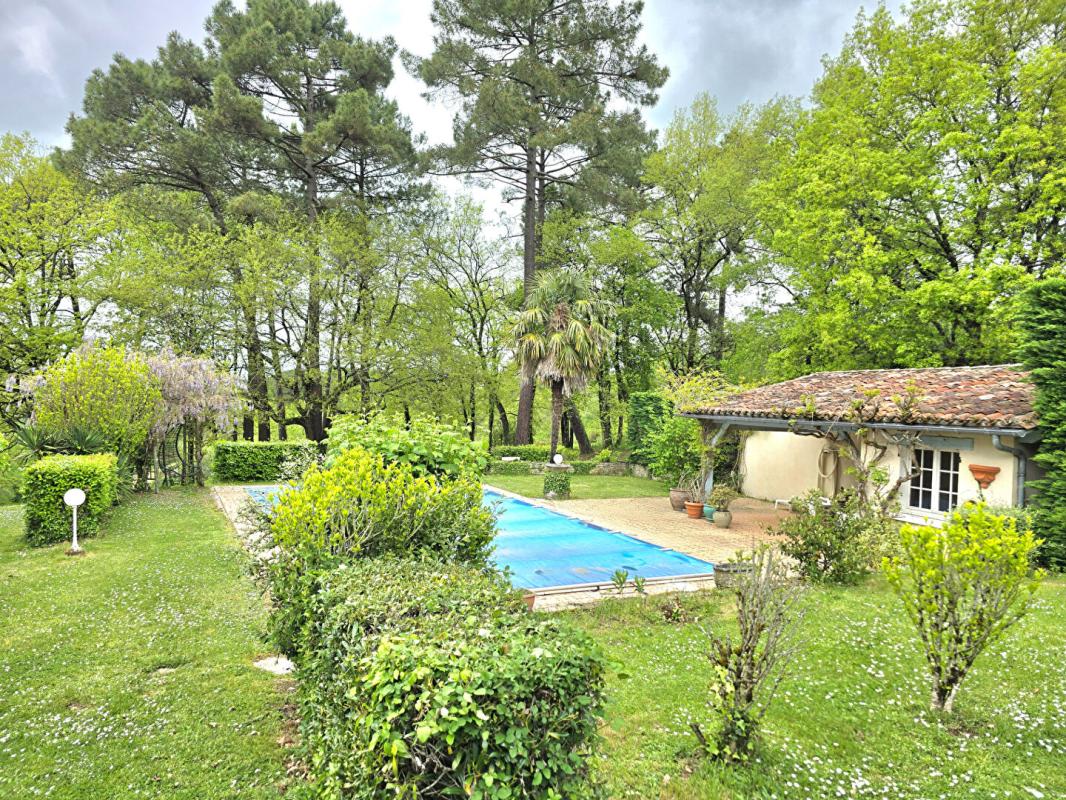 COURSAC Propriété de type 8, édifiée sur un terrain arboré de 16161 m², piscine, garage et dépendances 5