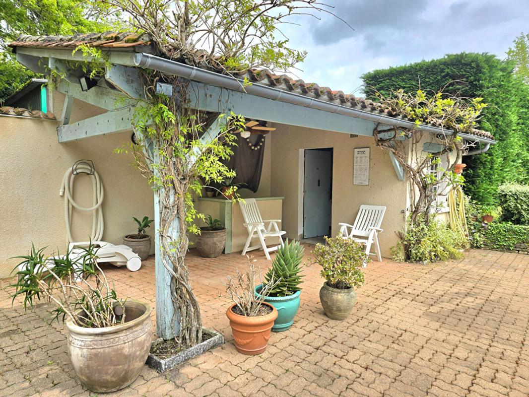 COURSAC Propriété de type 8, édifiée sur un terrain arboré de 16161 m², piscine, garage et dépendances 6