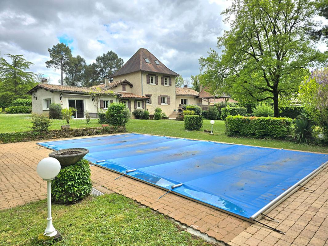 COURSAC Propriété de type 8, édifiée sur un terrain arboré de 16161 m², piscine, garage et dépendances 7