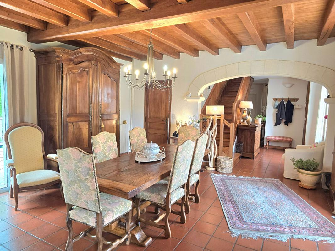 COURSAC Propriété de type 8, édifiée sur un terrain arboré de 16161 m², piscine, garage et dépendances 9
