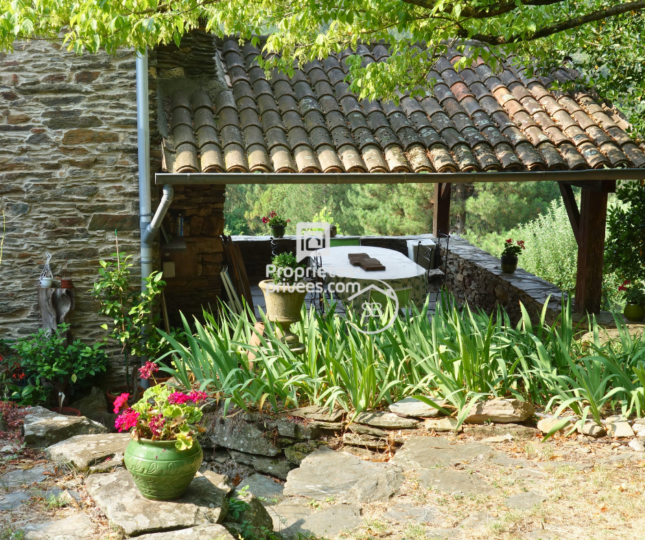 LES VANS Mas  typiquement cévenol - Malbosc (limite Gard/Ardèche) 215 m² | 8 pièces | Terrain  17 497 m²| Piscine 17