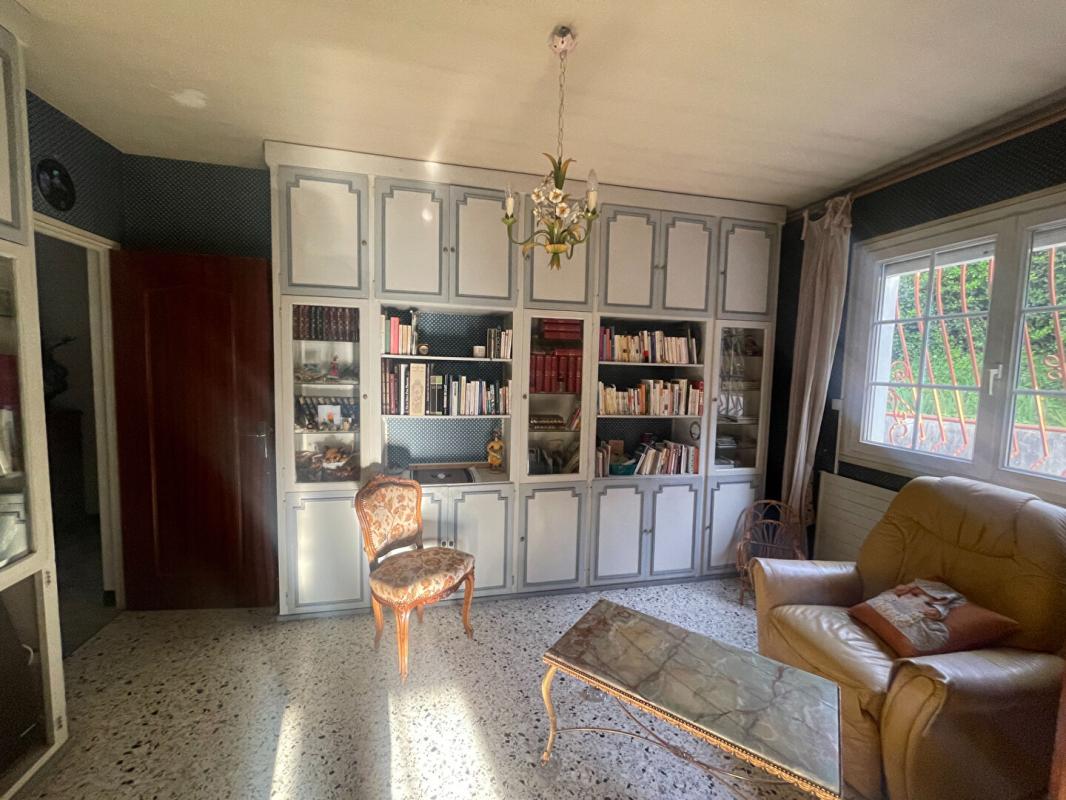 ALES En exclusivité au quartier du Bas Brésis, grande maison d'architecte disposant de 2 logements , terrain constructible quart 10