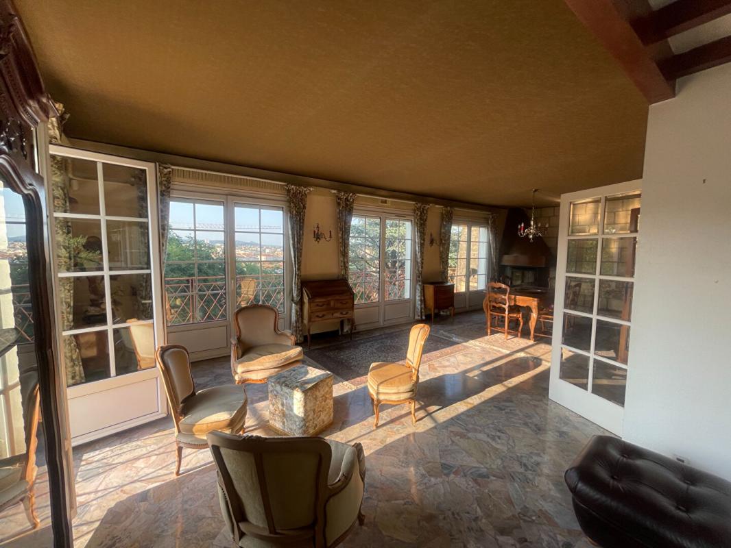 ALES En exclusivité au quartier du Bas Brésis, grande maison d'architecte disposant de 2 logements , terrain constructible quart 8