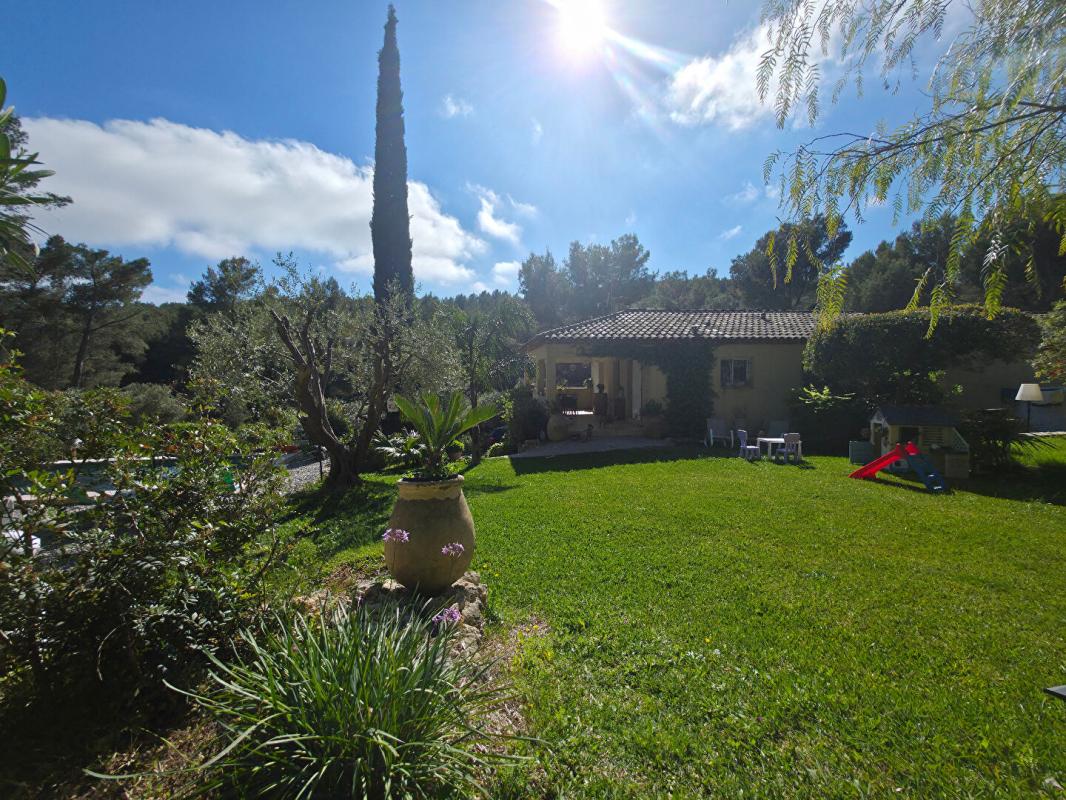 SANARY-SUR-MER Maison Sanary Sur Mer  au calme 5 pièce(s) 103 m2 ,piscine ,jardin,garage 10