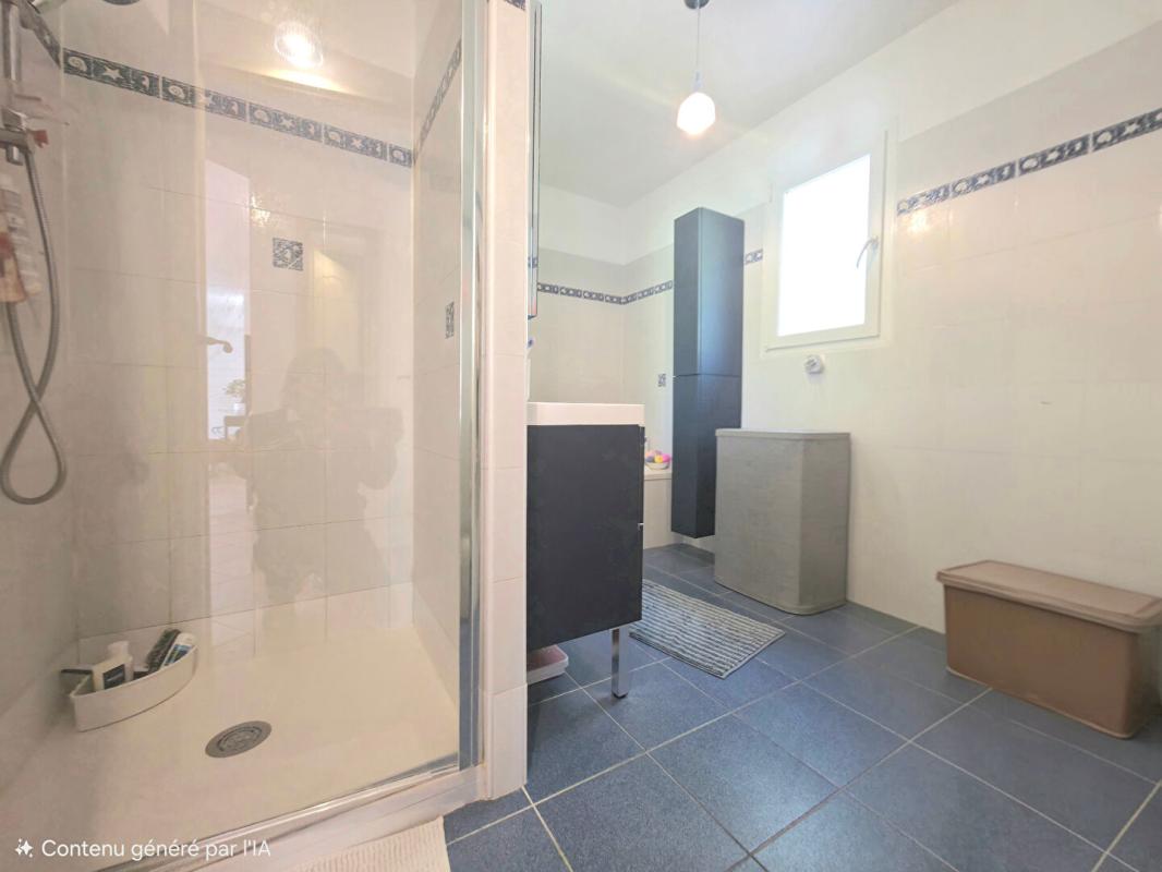 SANARY-SUR-MER Maison Sanary Sur Mer  au calme 5 pièce(s) 103 m2 ,piscine ,jardin,garage 6