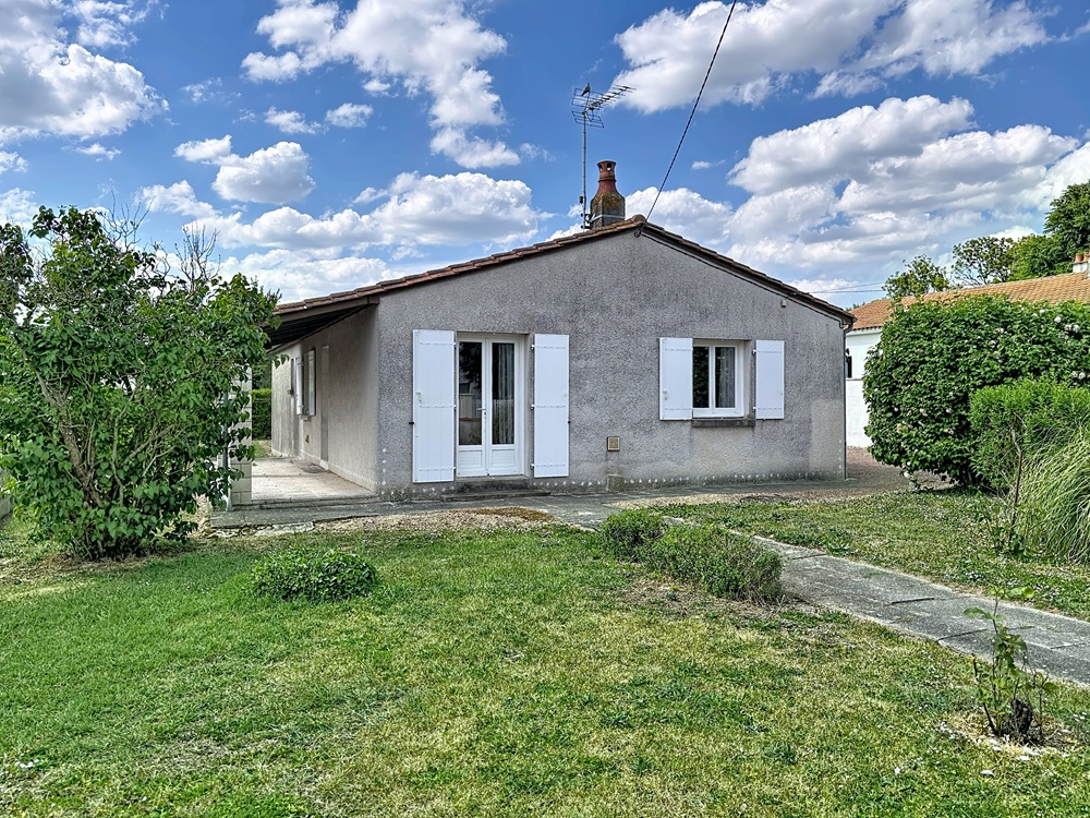 SAINT-JEAN-DE-LIVERSAY Maison à rénover centre Saint Jean De Liversay 103 m2 + terrain constructible et divisible 1