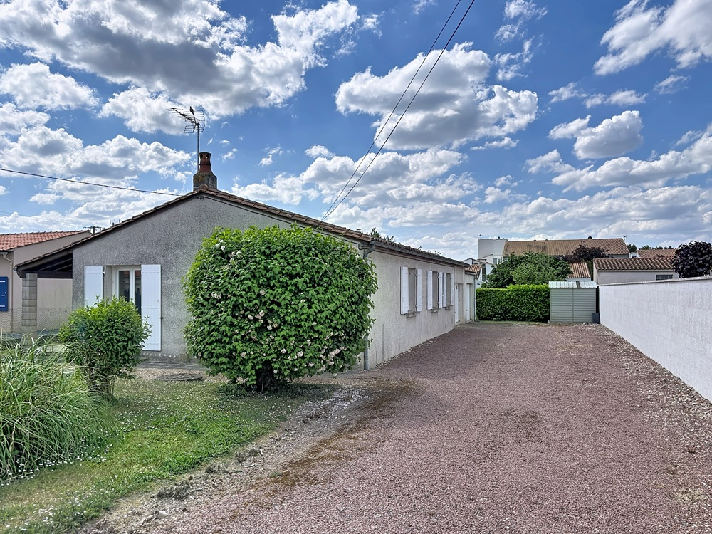 SAINT-JEAN-DE-LIVERSAY Maison à rénover centre Saint Jean De Liversay 103 m2 + terrain constructible et divisible 12