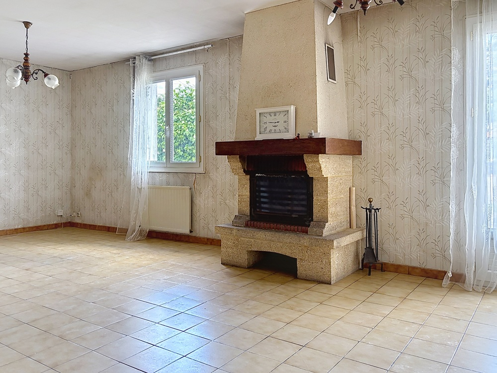 SAINT-JEAN-DE-LIVERSAY Maison à rénover centre Saint Jean De Liversay 103 m2 + terrain constructible et divisible 6