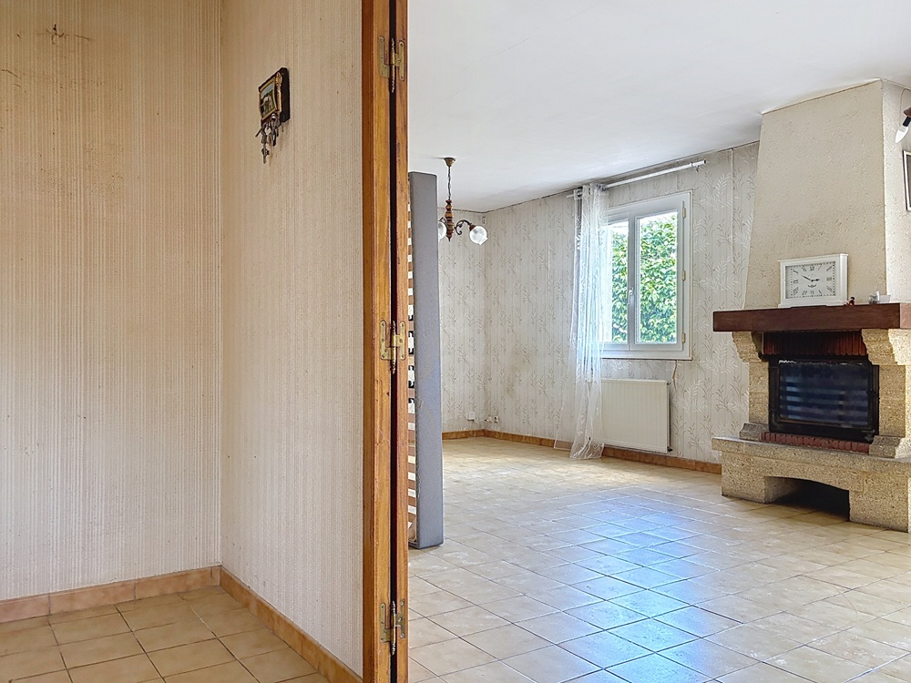 SAINT-JEAN-DE-LIVERSAY Maison à rénover centre Saint Jean De Liversay 103 m2 + terrain constructible et divisible 7
