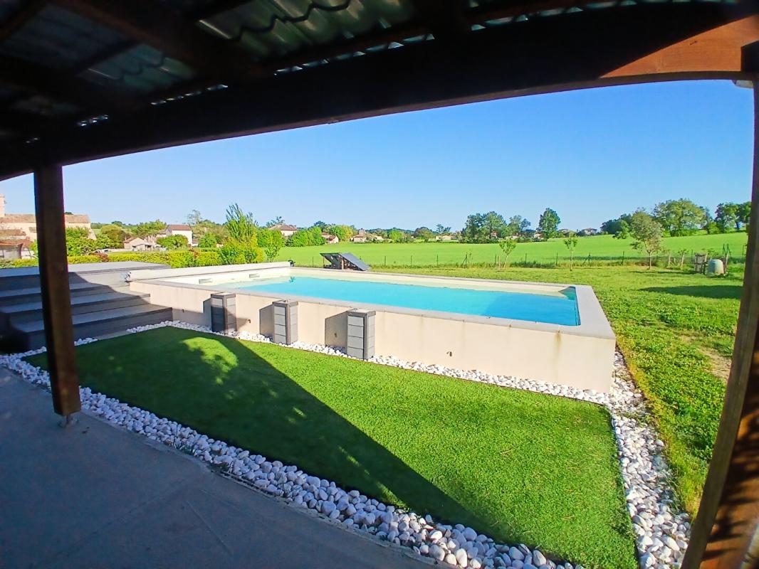 SIEURAC Maison de 115m², 6 pièces piscine et panneaux photovoltaïques 12