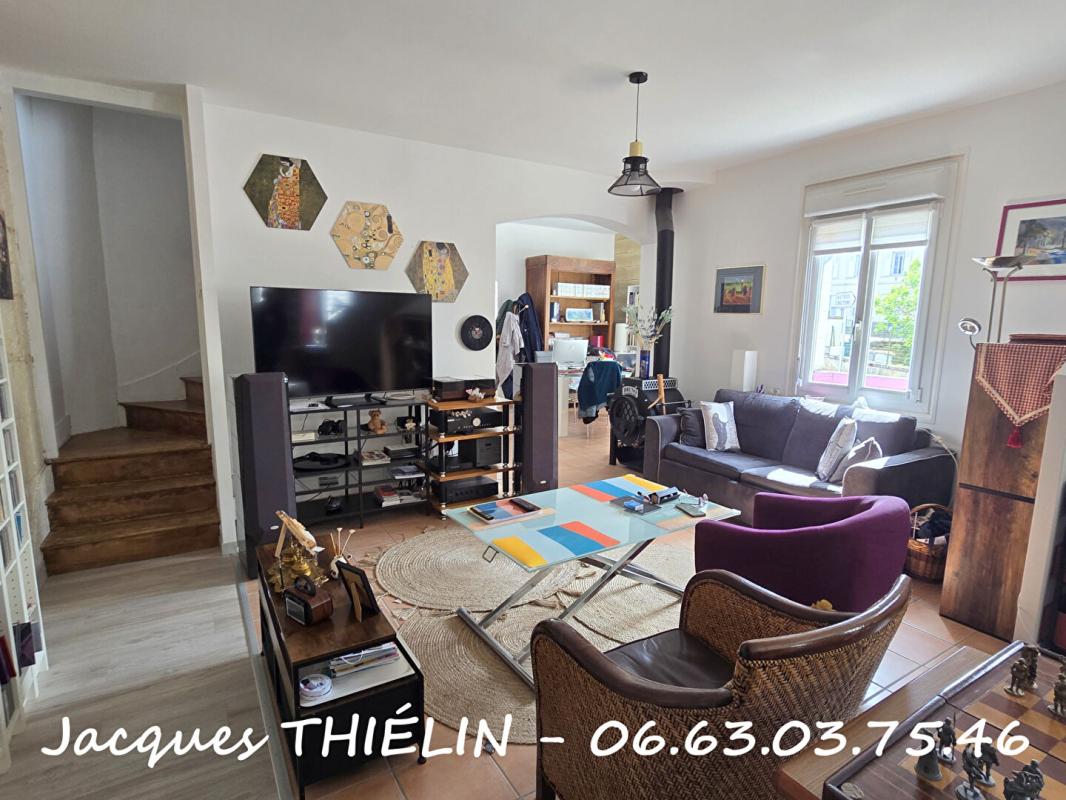 LONGUE-JUMELLES Maison familiale en hyper centre - 5 chambres, grand séjour et équipements récents 8