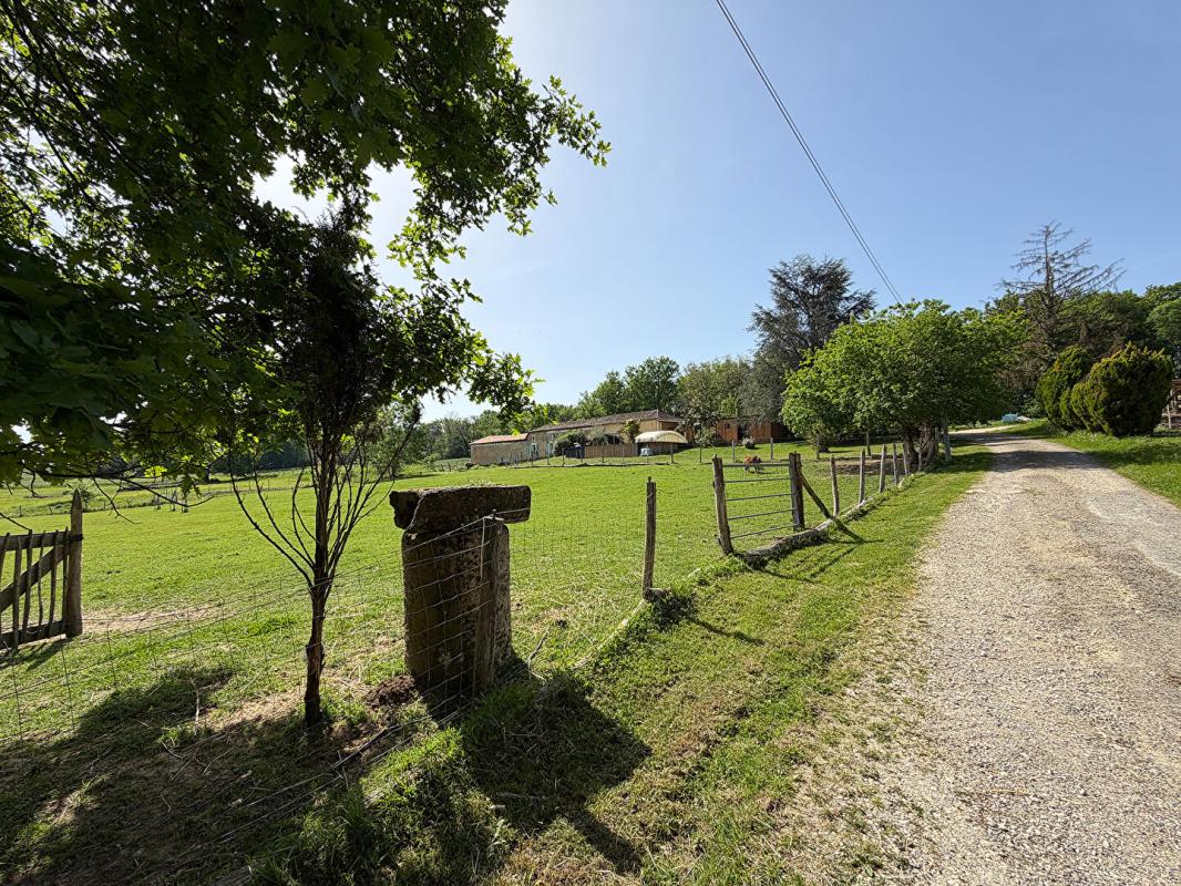 MARSALES Ancienne ferme rénovée avec piscine, vue dégagée et 6,6 hectares 17