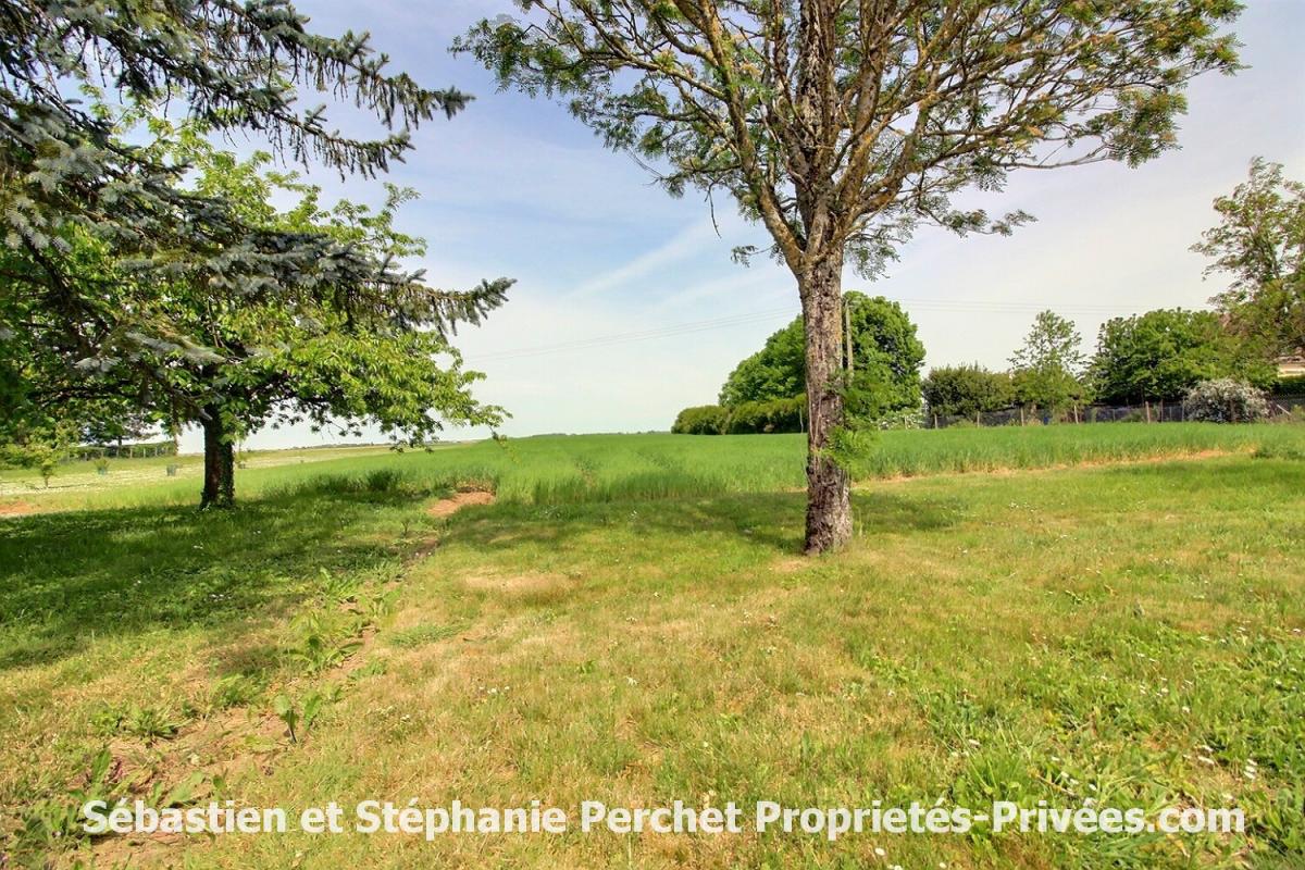PATAY Beau potentiel ! Maison en pierre - 102 m² - 2 chambres -Terrain 3 547 m² - Garages 4