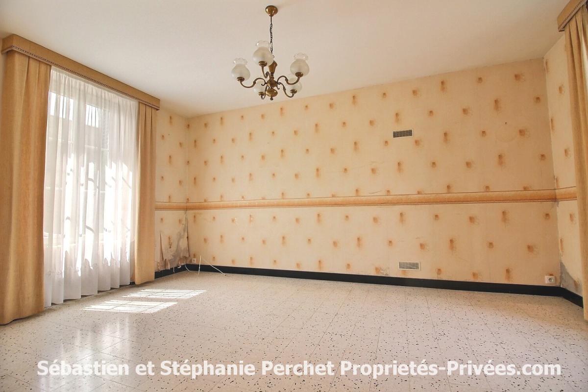 PATAY Beau potentiel ! Maison en pierre - 102 m² - 2 chambres -Terrain 3 547 m² - Garages 6