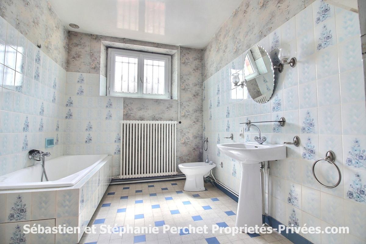 PATAY Beau potentiel ! Maison en pierre - 102 m² - 2 chambres -Terrain 3 547 m² - Garages 8