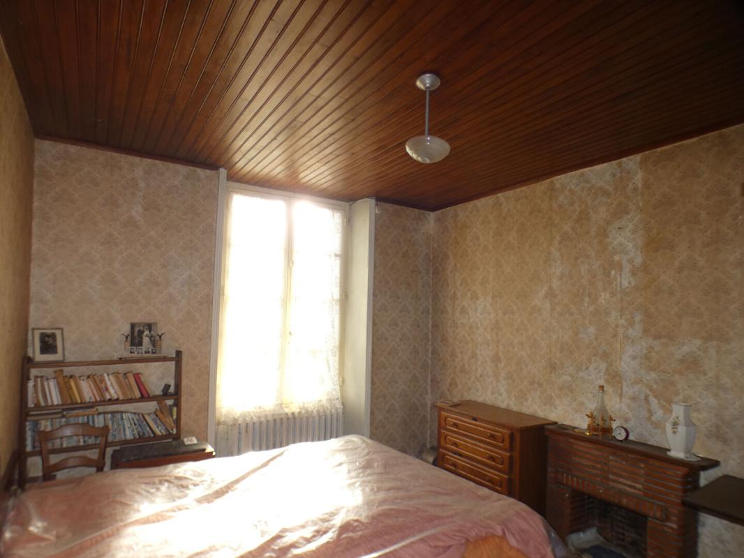 VILLAC Villac maison en pierre avec 5 800 m² de terrain et  deux grand batiment (210 m² et 95 m²) 9