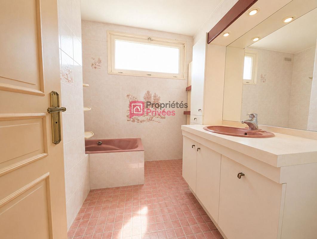 SAINT-BERTHEVIN Maison familiale avec balcon, jardin et fort potentiel ? À rénover 5