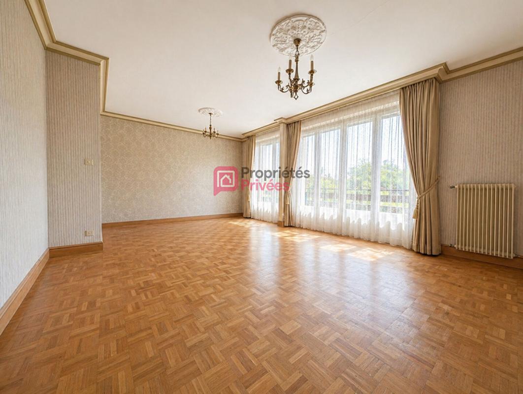 SAINT-BERTHEVIN Maison familiale avec balcon, jardin et fort potentiel ? À rénover 6