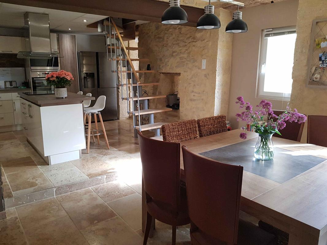 UZES Maison de village rénovée en pierres avec bassin 4