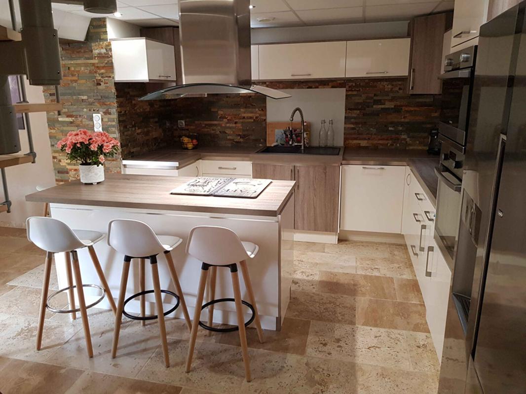 UZES Maison de village rénovée en pierres avec bassin 5