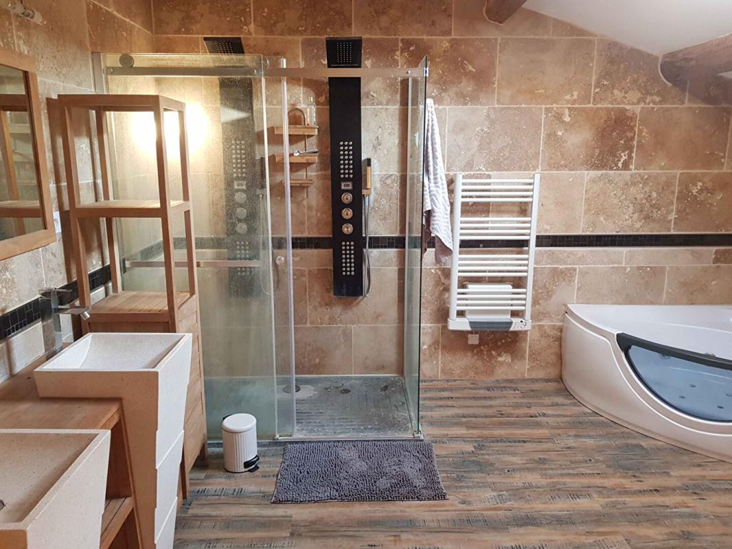 UZES Maison de village rénovée en pierres avec bassin 6