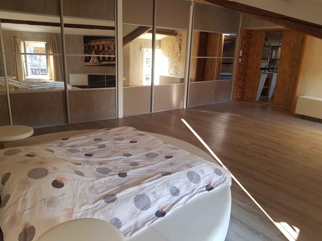 UZES Maison de village rénovée en pierres avec bassin 7