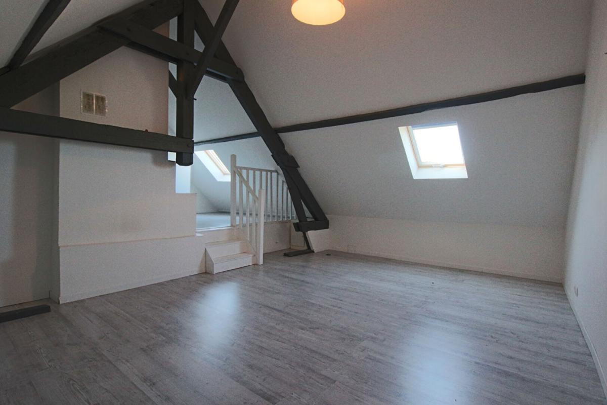 SOISSONS Maison rénovée avec dépendance et cour close - Charme, volumes et potentiel 11