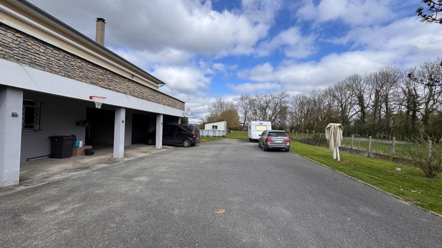 FAVIERES Maison architecte à Favières  7 pièce(s)  RARE sur le secteur 13