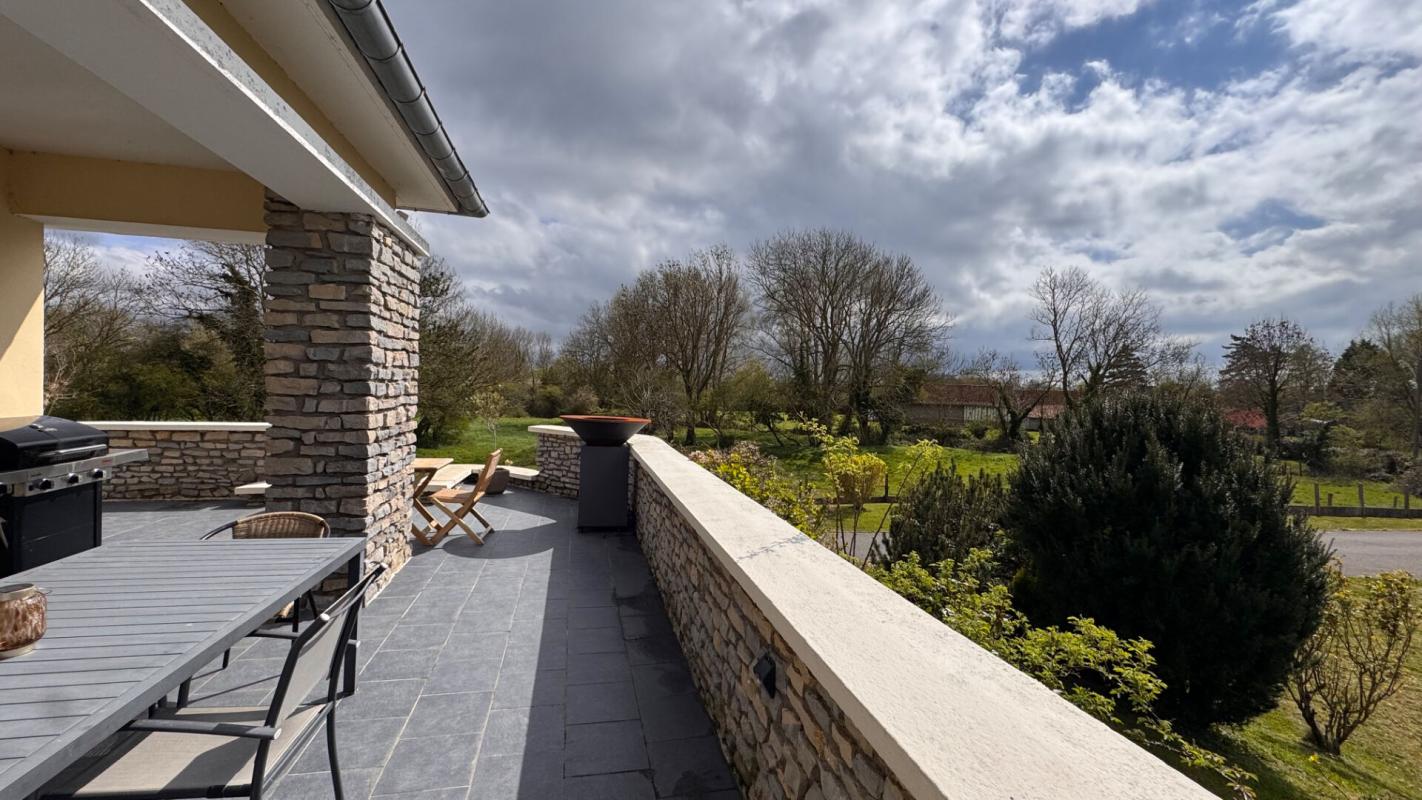 FAVIERES Maison architecte à Favières  7 pièce(s)  RARE sur le secteur 7