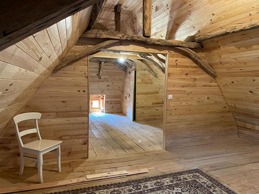 SAINT-LAURENT-LA-VALLEE Maison authentique du XVIIIe siècle avec trois grandes granges, belle vue et terrain de 1,4 hectare 11