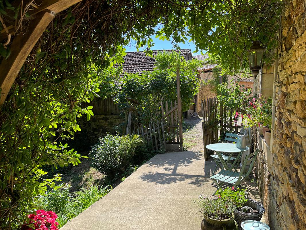 SAINT-LAURENT-LA-VALLEE Maison authentique du XVIIIe siècle avec trois grandes granges, belle vue et terrain de 1,4 hectare 2