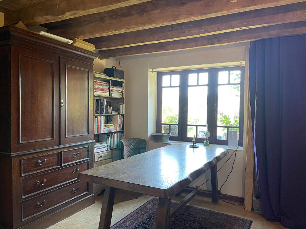 SAINT-LAURENT-LA-VALLEE Maison authentique du XVIIIe siècle avec trois grandes granges, belle vue et terrain de 1,4 hectare 8