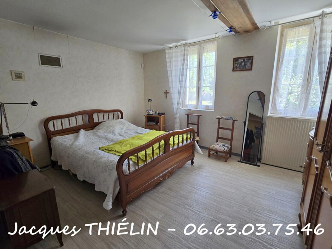 LONGUE-JUMELLES Charme de l'ancien & lumière contemporaine pour cette spacieuse longère familiale 8