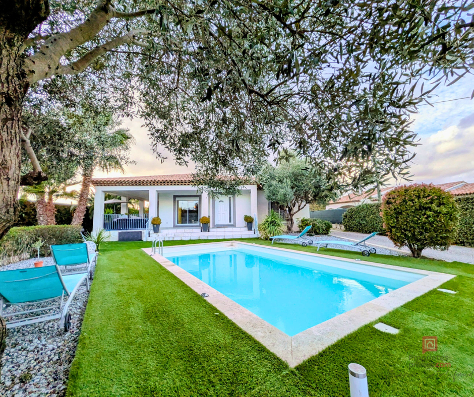 LE MUY Villa de plain-pied avec piscine, 1500 m² de terrain et stationnements multiples 1