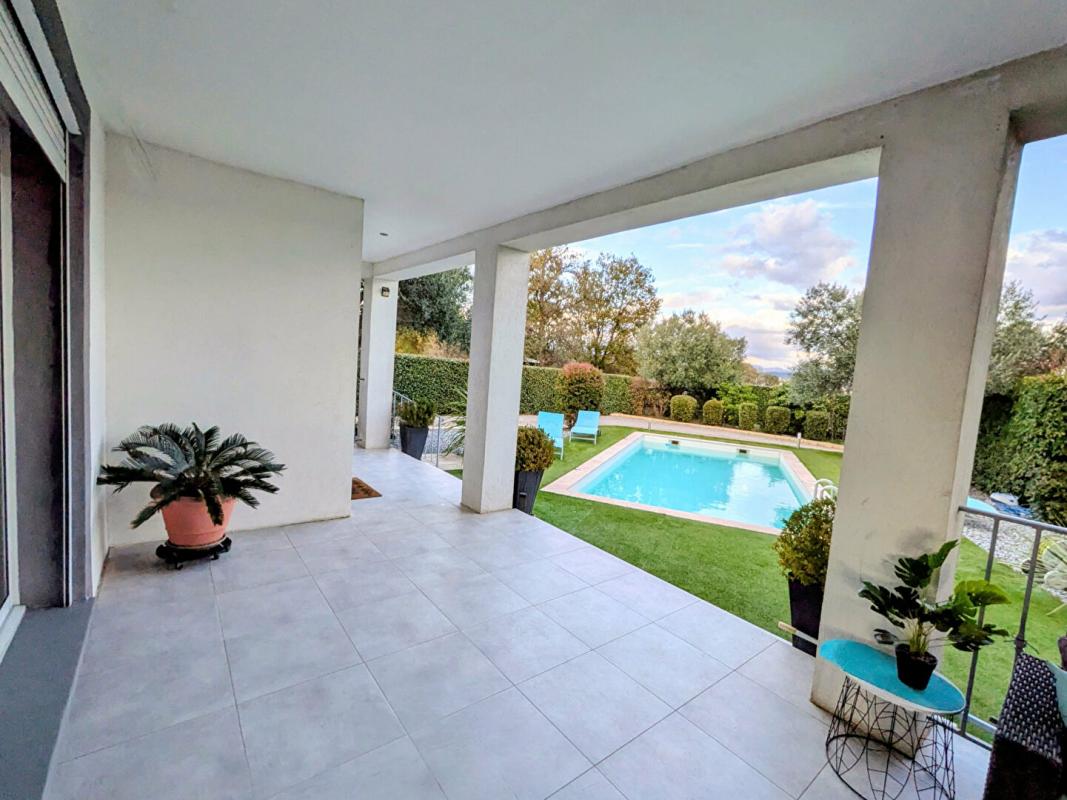 LE MUY Villa de plain-pied avec piscine, 1500 m² de terrain et stationnements multiples 10
