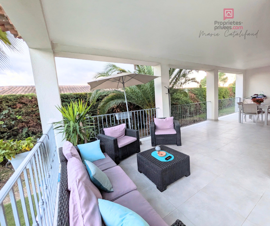 LE MUY Villa de plain-pied avec piscine, 1500 m² de terrain et stationnements multiples 2