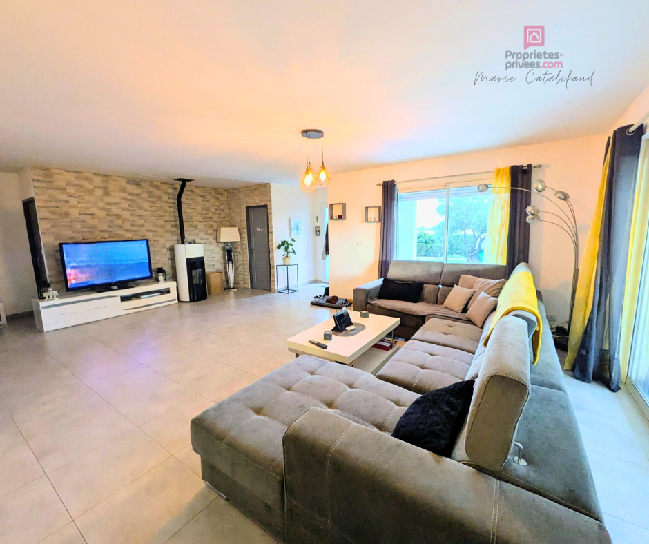 LE MUY Villa de plain-pied avec piscine, 1500 m² de terrain et stationnements multiples 4