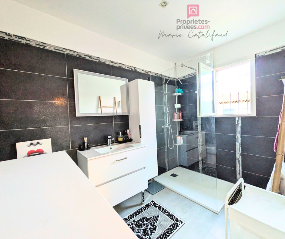 LE MUY Villa de plain-pied avec piscine, 1500 m² de terrain et stationnements multiples 6